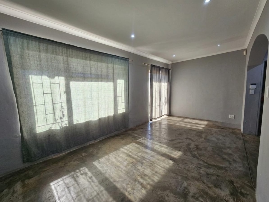To Let 4 Bedroom Property for Rent in Kleinmond Western Cape